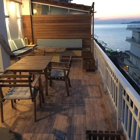 On The Beach. Walking Distance From Amenities Corinthe