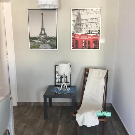 On The Beach. Walking Distance From Amenities