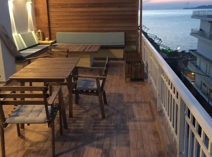 On The Beach. Walking Distance From Amenities Corinto